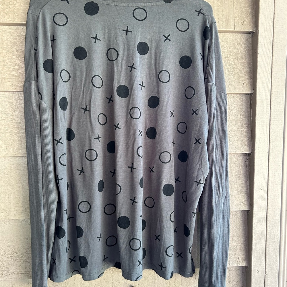 FOIL knit top front button rivet trim, backside dot design. Ribbed sleeves